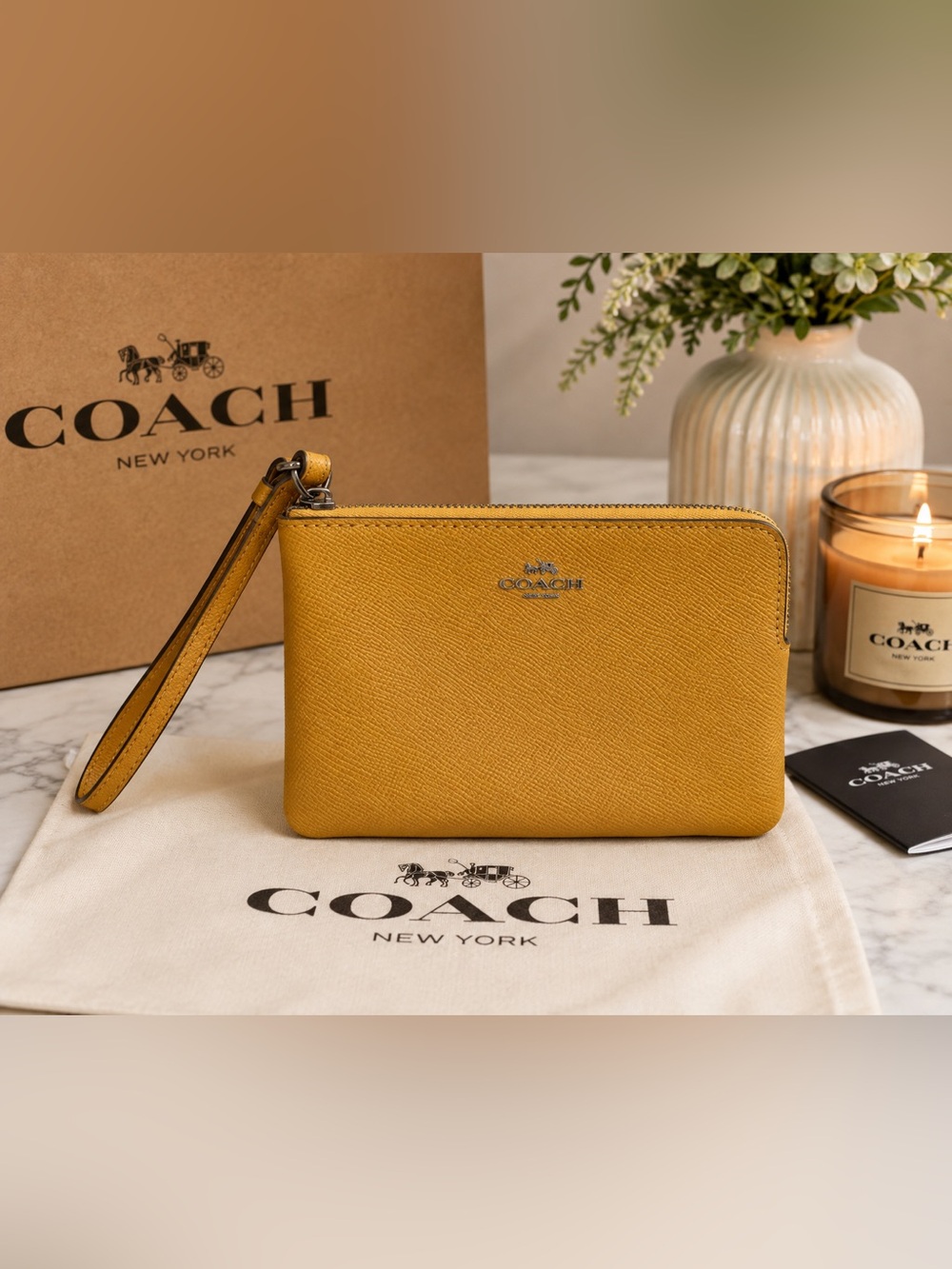 Coach Corner Zip Wristlet in Crossgrain Leather – Mustard Yellow / Honeycomb